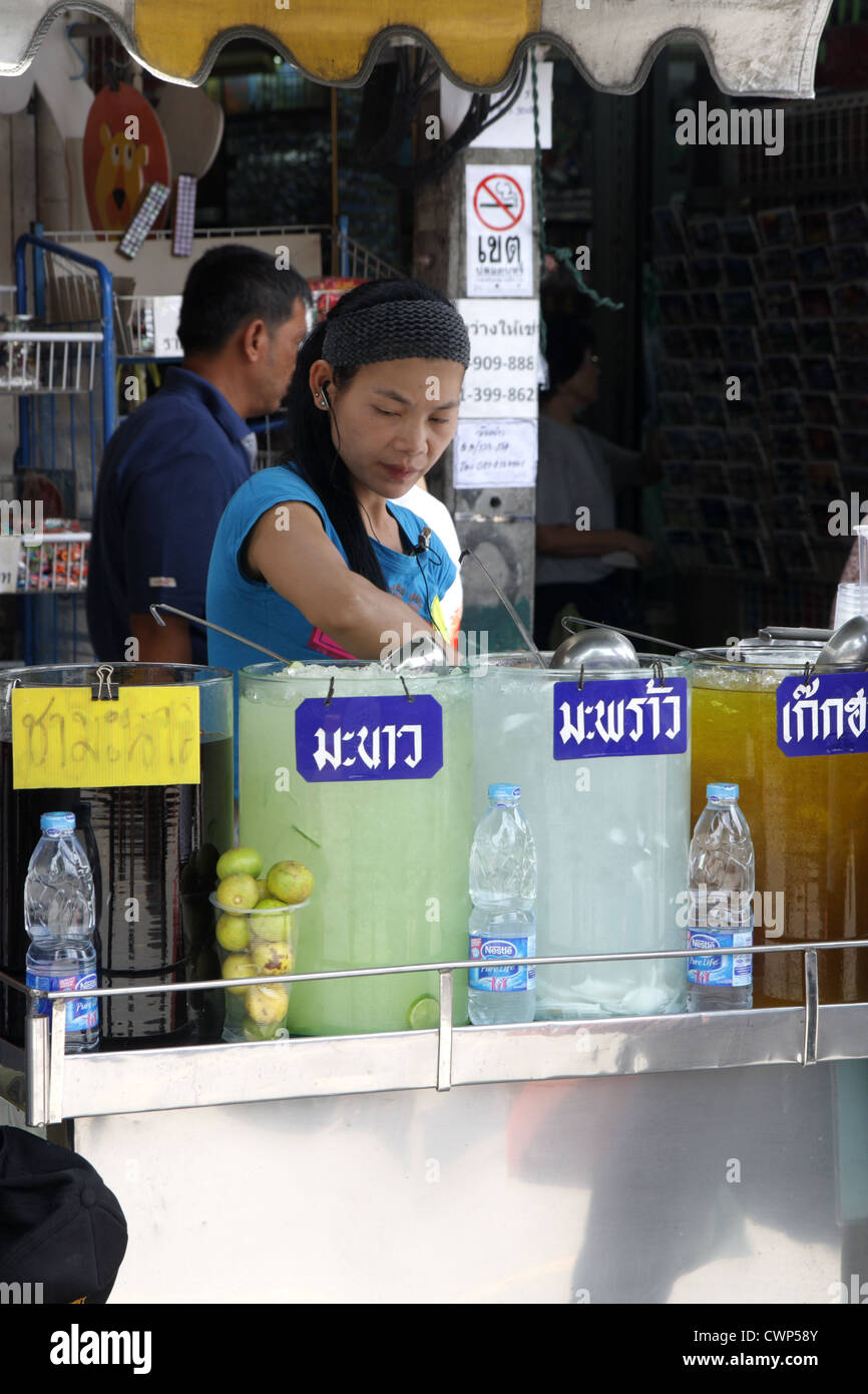 ๋Juice seller at Chatuchak Weekend Market in Bangkok Stock Photo Alamy