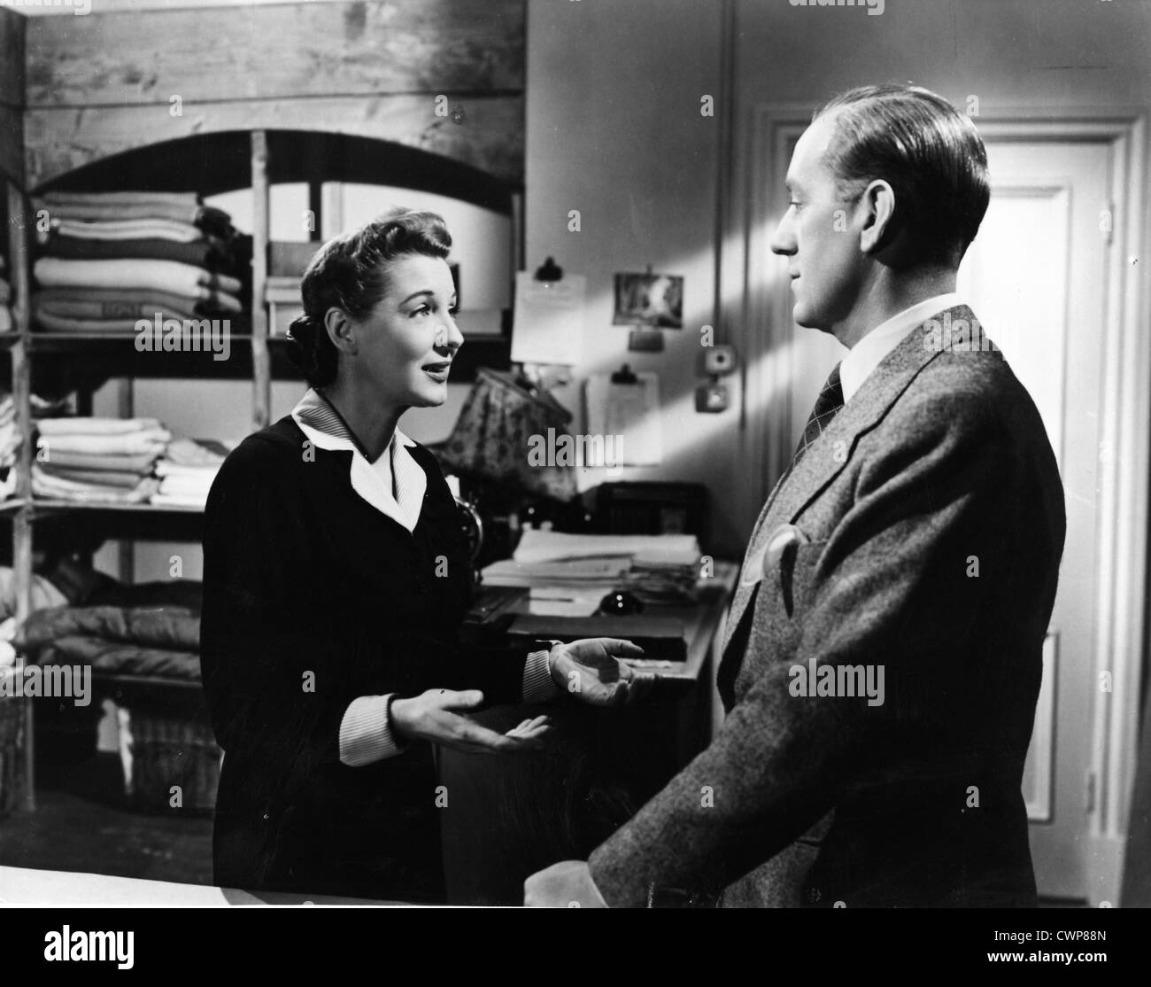 LAST HOLIDAY (1950) KAY WALSH, ALEC GUINNESS HENRY CASS (DIR) 002 MOVIESTORE COLLECTION LTD Stock Photo