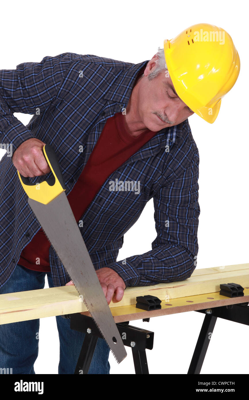 Фото плотник пилит. Человек пилит доску. Спиленная доска. Плотник пилит. Распиленная плотником.