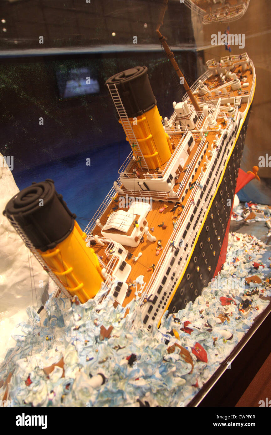 titanic sinking model toys