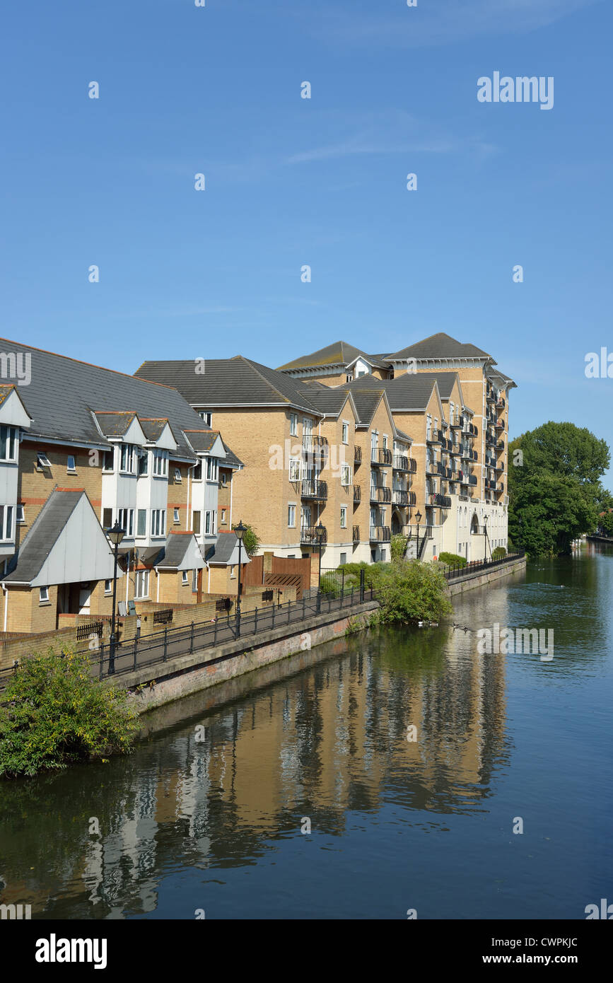 Canalside reading uk hires stock photography and images Alamy
