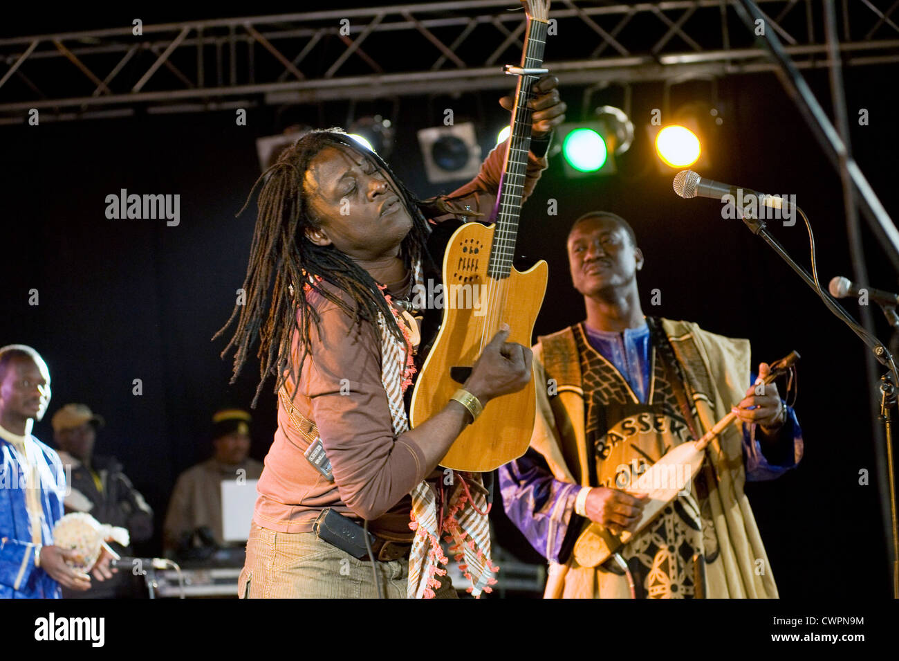 Malian musician Habib Koite on stage with Bassekou Kouyate at the 'festival au Desert' near Timbuktu, Mali Stock Photo