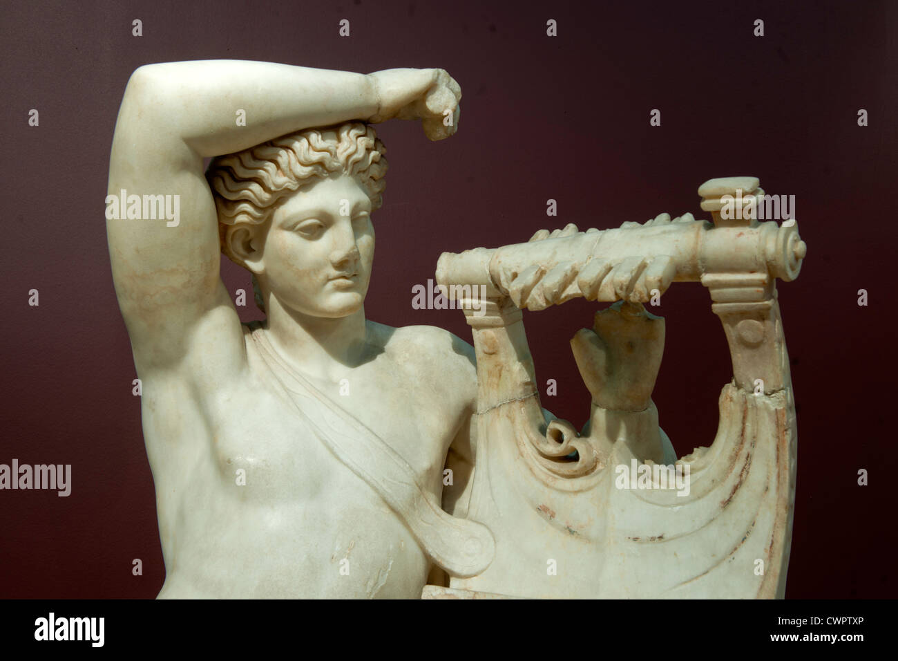 Türkei, Istanbul, Sultanahmet, Statue des Apollon im Archäologischen Museum. Mit der linken Hand hält er die auf dem Pfeiler auf Stock Photo