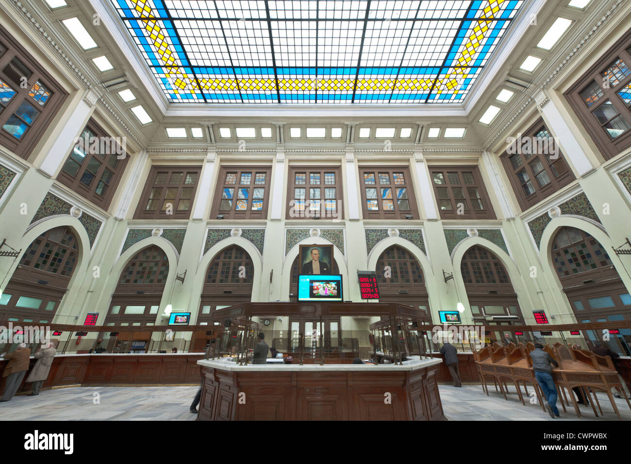 Türkei, Istanbul, Sirkeci, Schalterhalle mit farbigem Glasdach im Hauptpostamt. Stock Photo