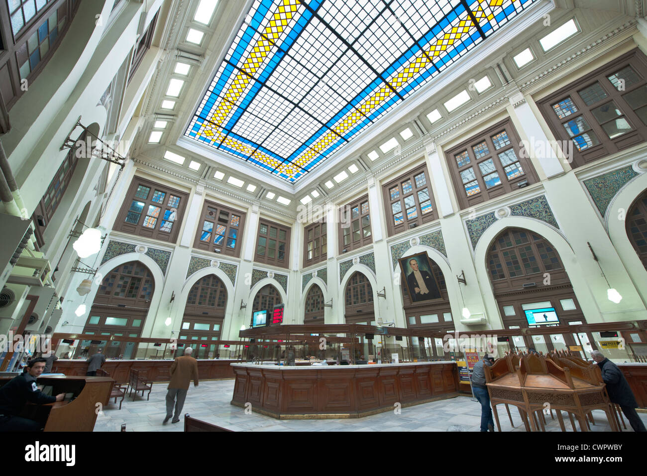 Türkei, Istanbul, Sirkeci, Schalterhalle mit farbigem Glasdach im Hauptpostamt. Stock Photo