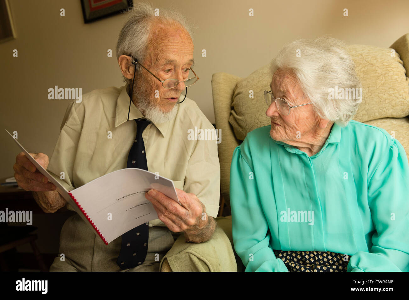 Mr and Mrs Ian Callan of Llanybydder Wales UK who are Britain's longest married graduate couple, both now in their 90's Stock Photo
