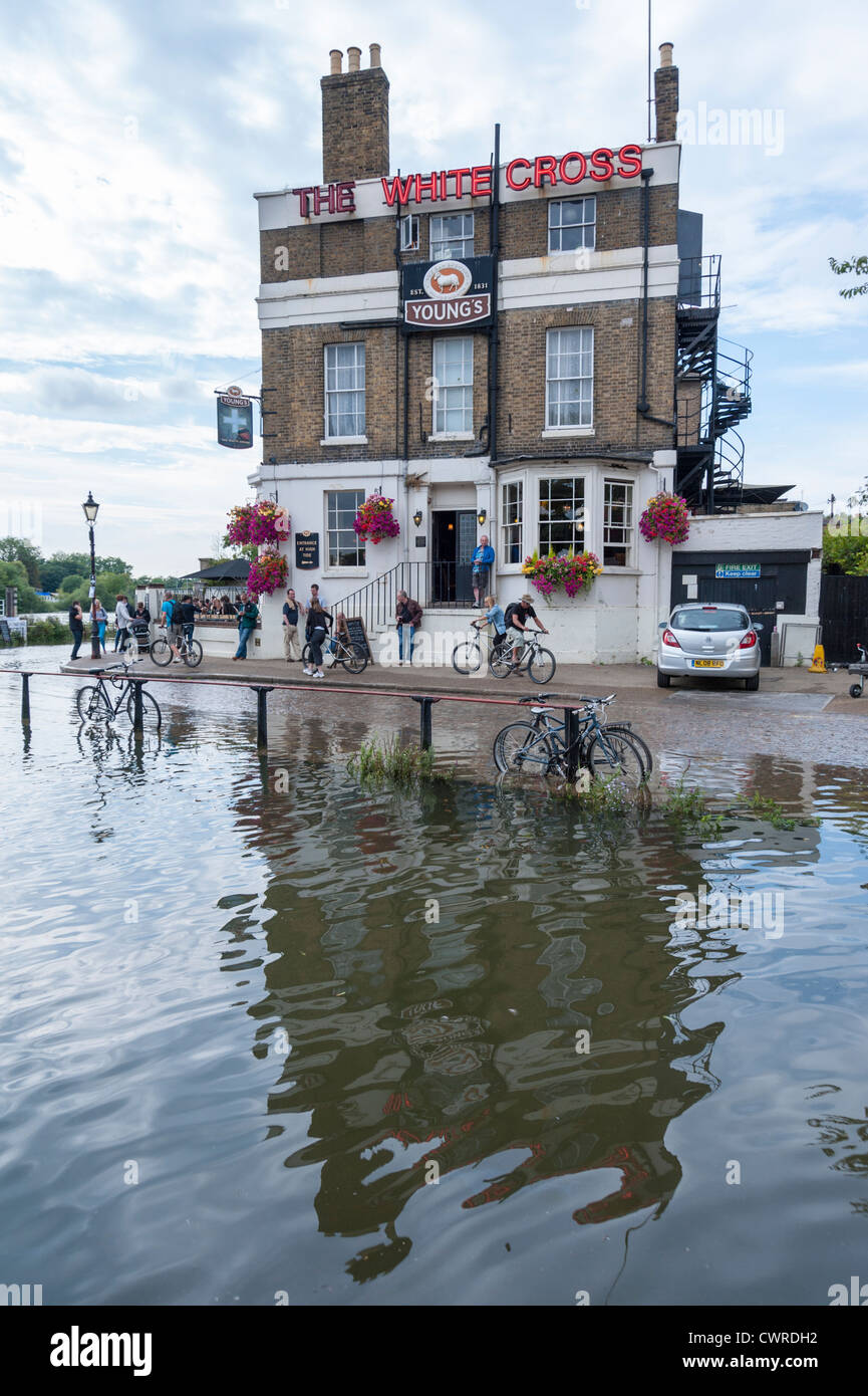 The White Cross pub Richmond upon Thames Surrey London UK at high tide