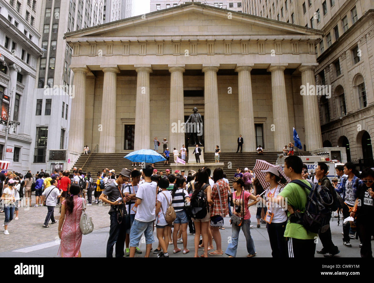 Federal Hall National Memorial Museum New York City on Wall Street  Financial District on Lower Manhattan. Street scene with crowds of people.  USA Stock Photo - Alamy