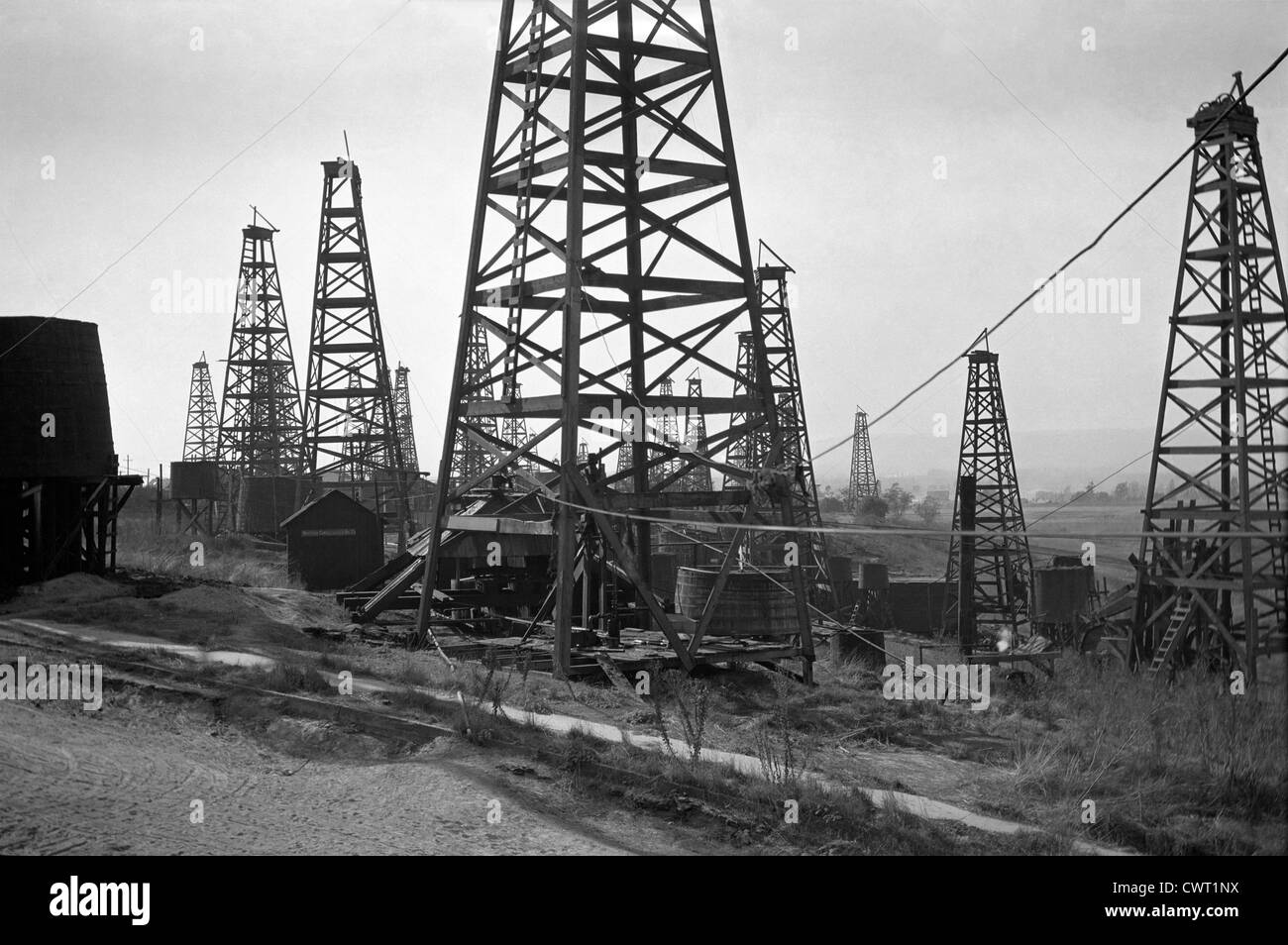 Whittier Oil Field L.A. County California 1906 - 20 oil derricks and hut with sign 'Whittier Consolidated Oil Co' Stock Photo