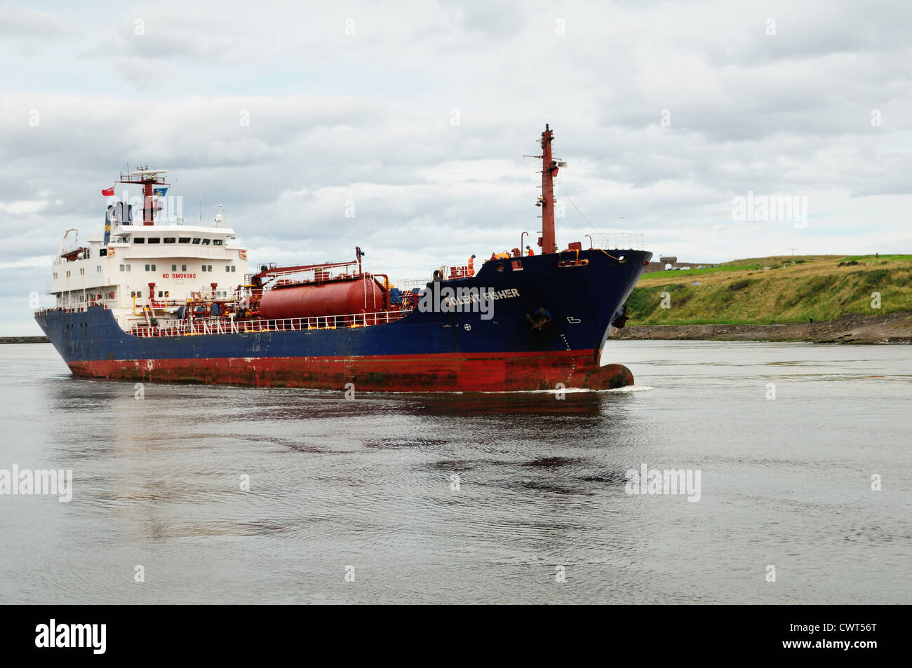 The Solent Fisher, crude oil tanker, entering Aberdeen harbour Stock Photo