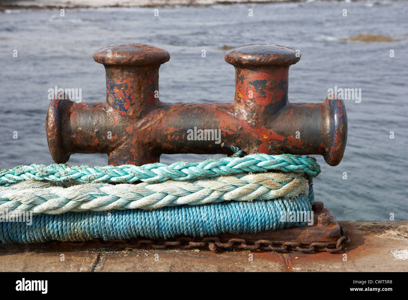 mooring ropes on old metal harbour bollard scotland uk Stock Photo Alamy