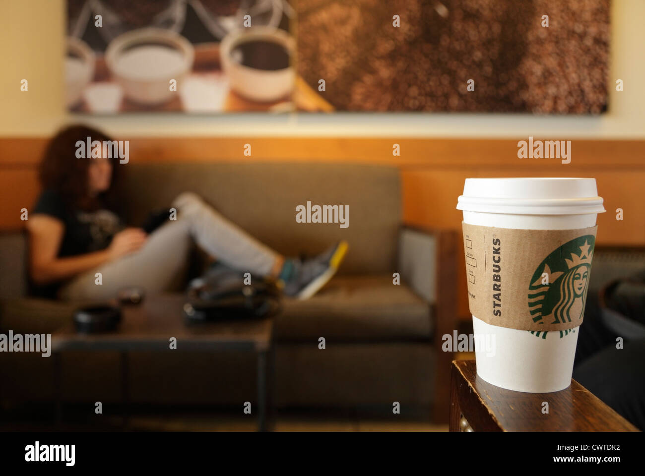 Starbucks cup hi-res stock photography and images - Alamy