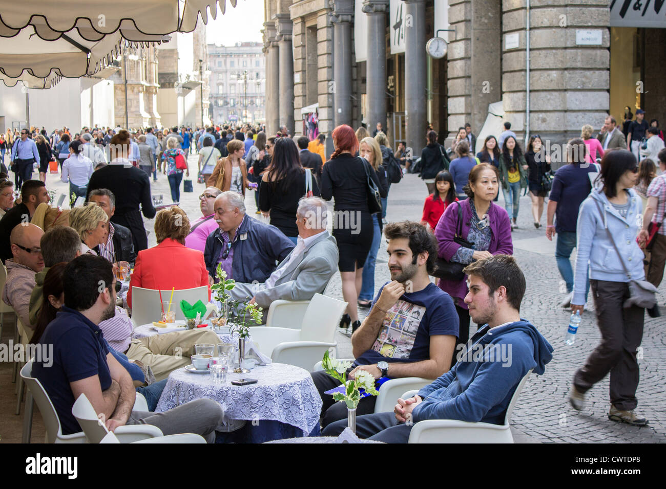 Italy, Lombardy, Milan, people in Corso Vittorio Emanuele II Stock Photo -  Alamy