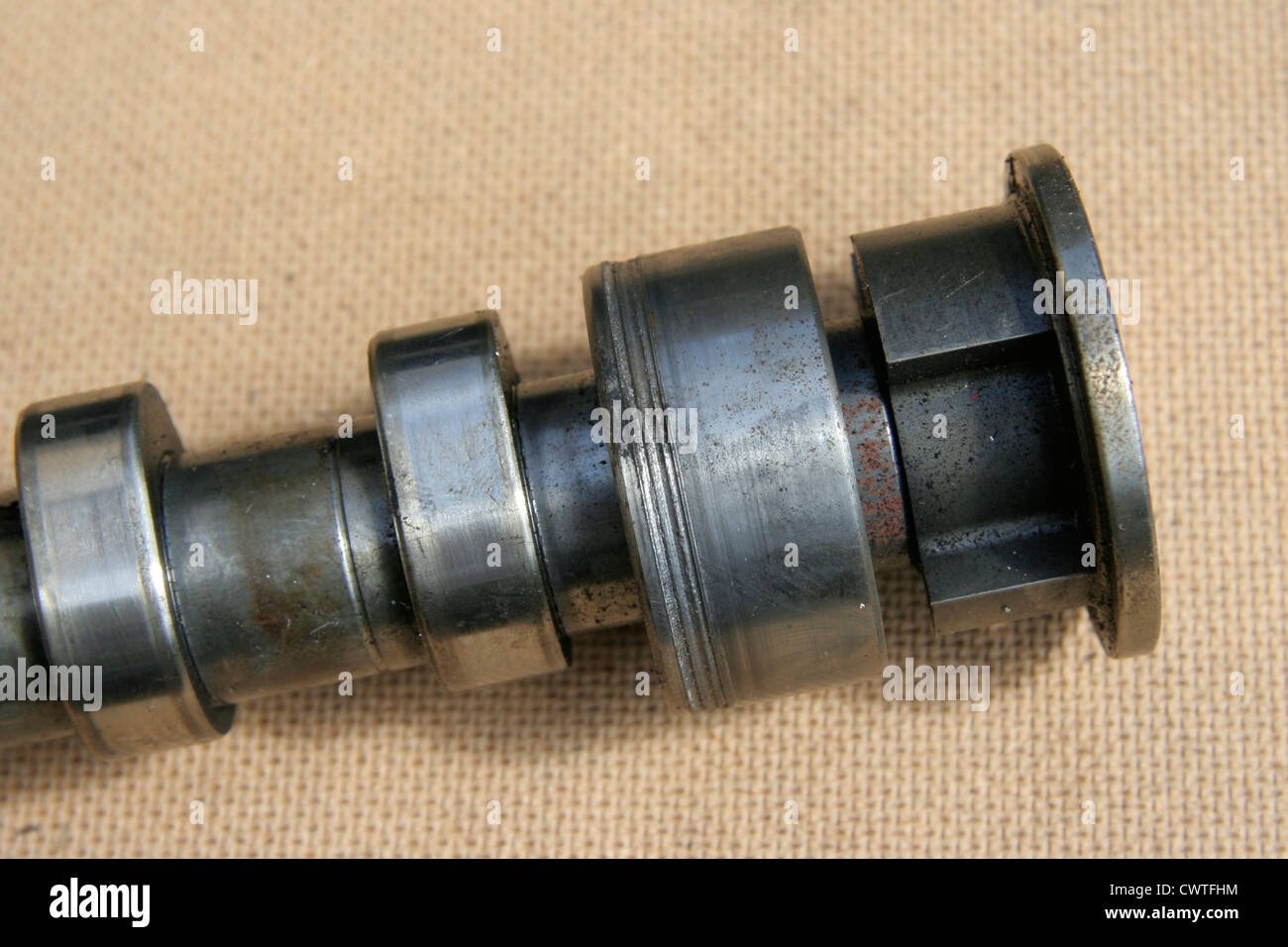 Score marks on an engine camshaft bearing due to a blocked oil way