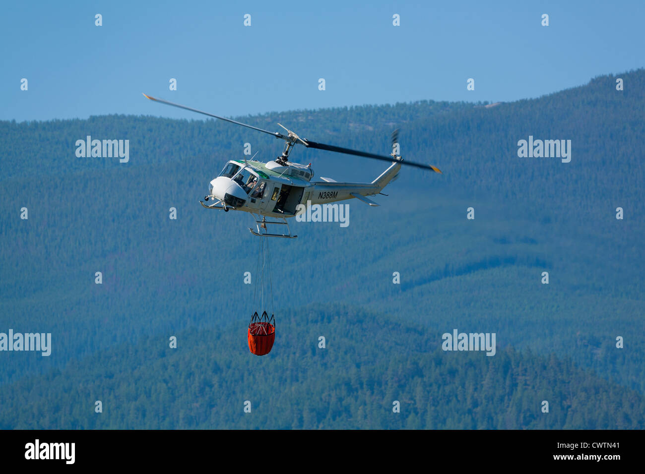 Firefighting helicopter equipped with a "Bambi Bucket" for ...