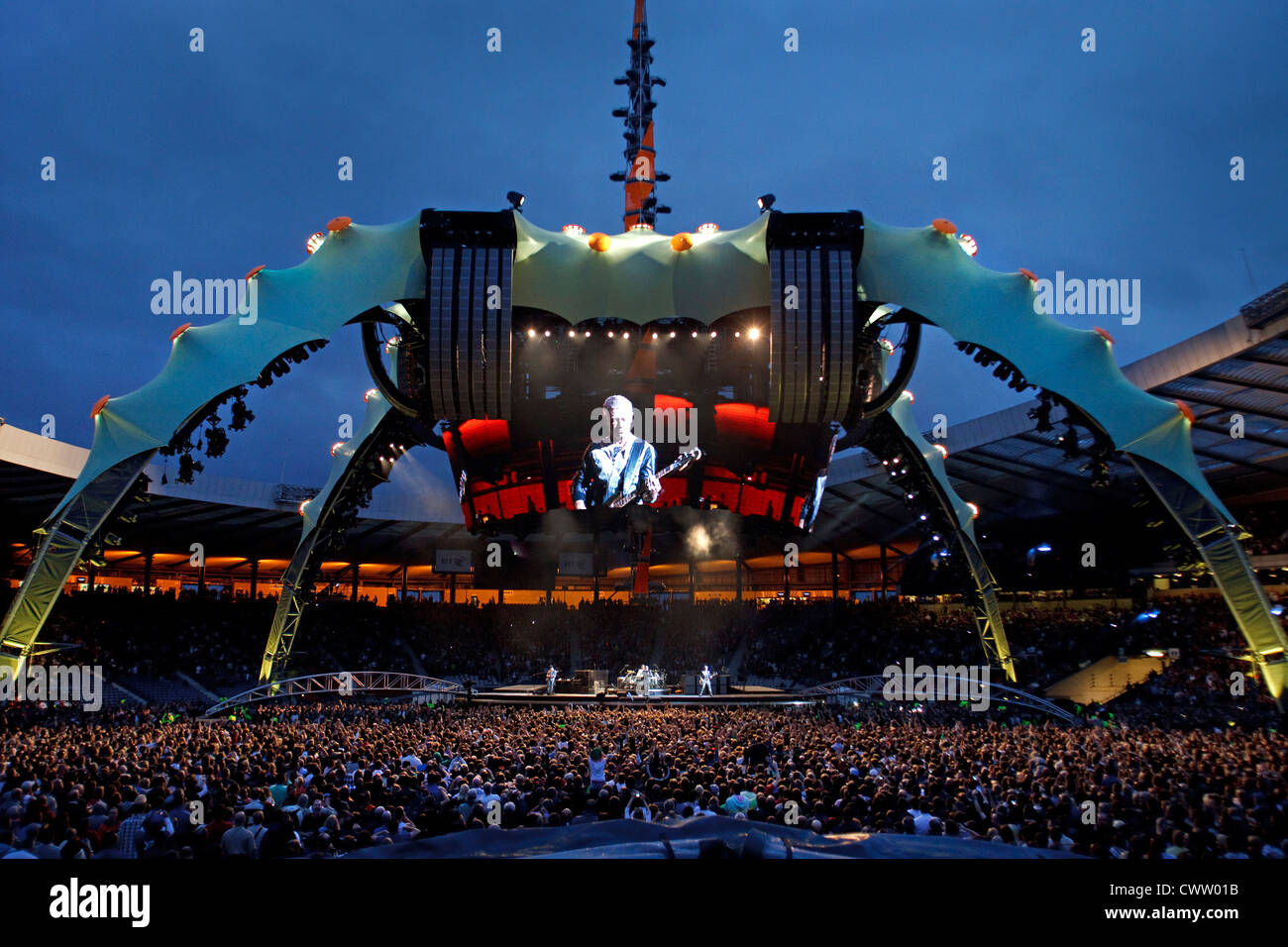 A general view of 'The Claw' - The U2 360° Tour at Hampden Park, Glasgow, Scotland 2009 . Stock Photo