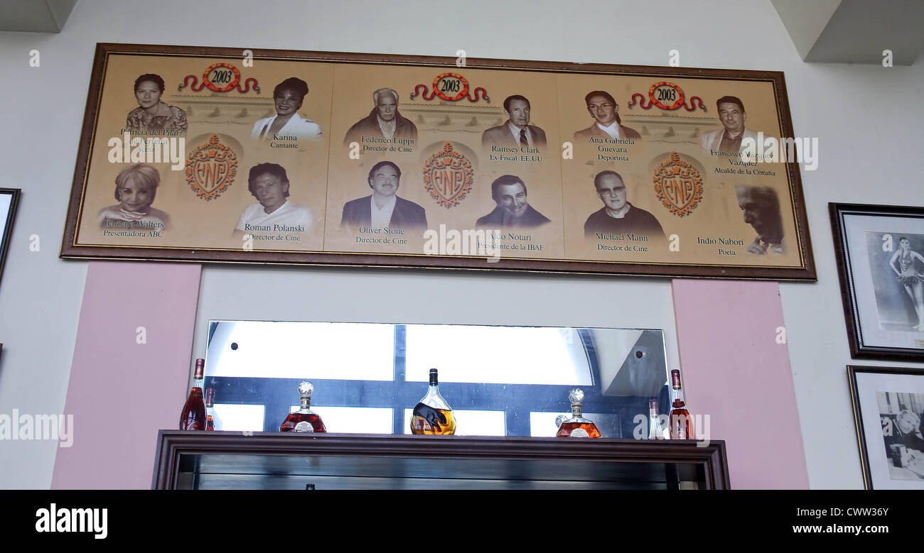 Photographs of the famous residents and visitors hanging in Hollywood bar at Nacional de Cuba hotel, Vedado, Plaza, Ciudad de la Stock Photo