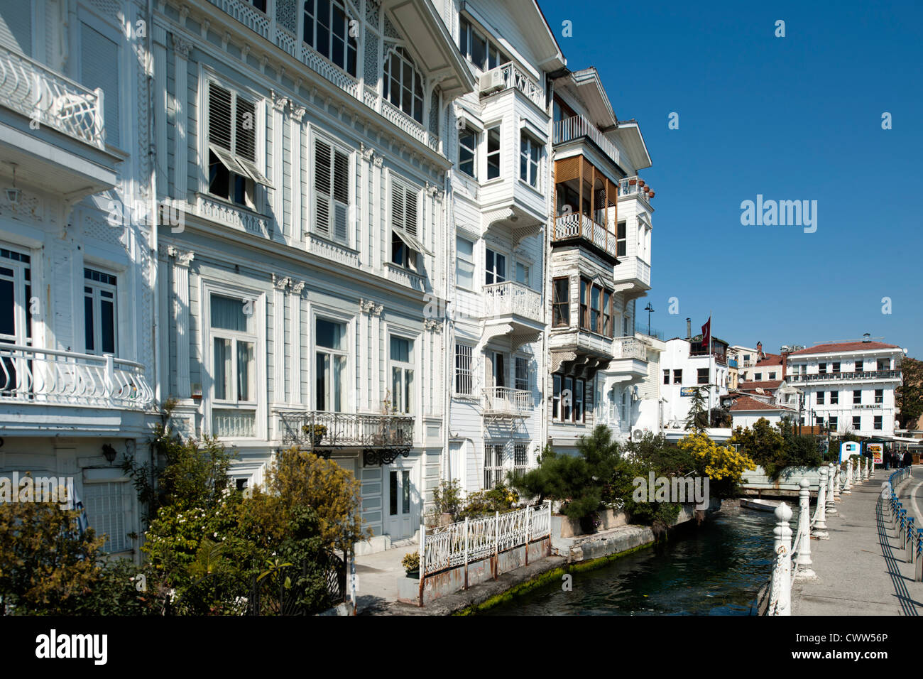 Türkei, Istanbul, Arnavutköy, Holzhäuser an der Uferstrasse Stock Photo