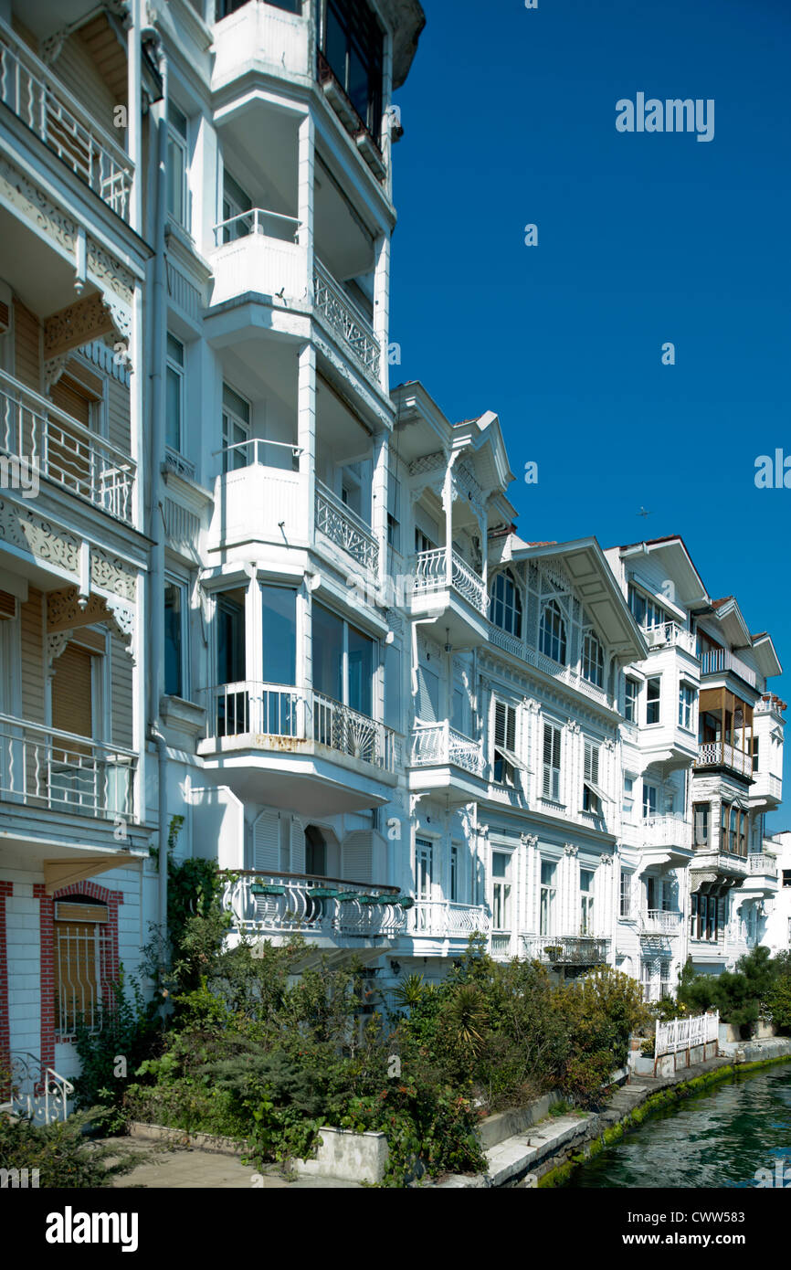 Türkei, Istanbul, Arnavutköy, Holzhäuser an der Uferstrasse Stock Photo