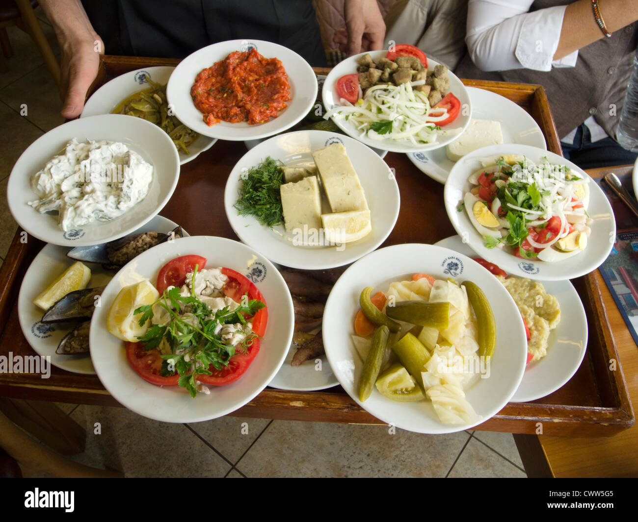 Türkei, Istanbul, Kuzguncuk, Fischrestaurant Izmet Baba, Meze, die Vorspeisen Stock Photo