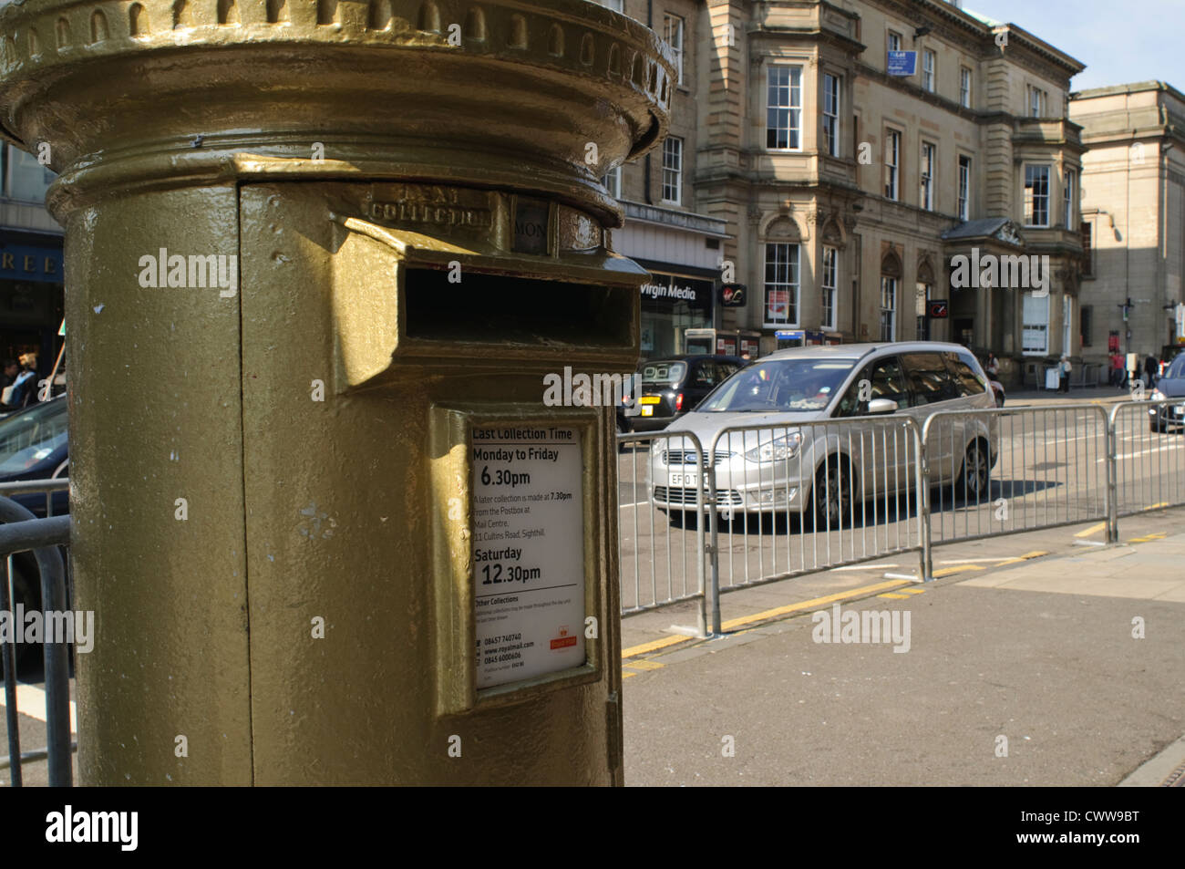 Olympic 2012 gold post box in Hanover Street, Edinburgh Stock Photo Alamy