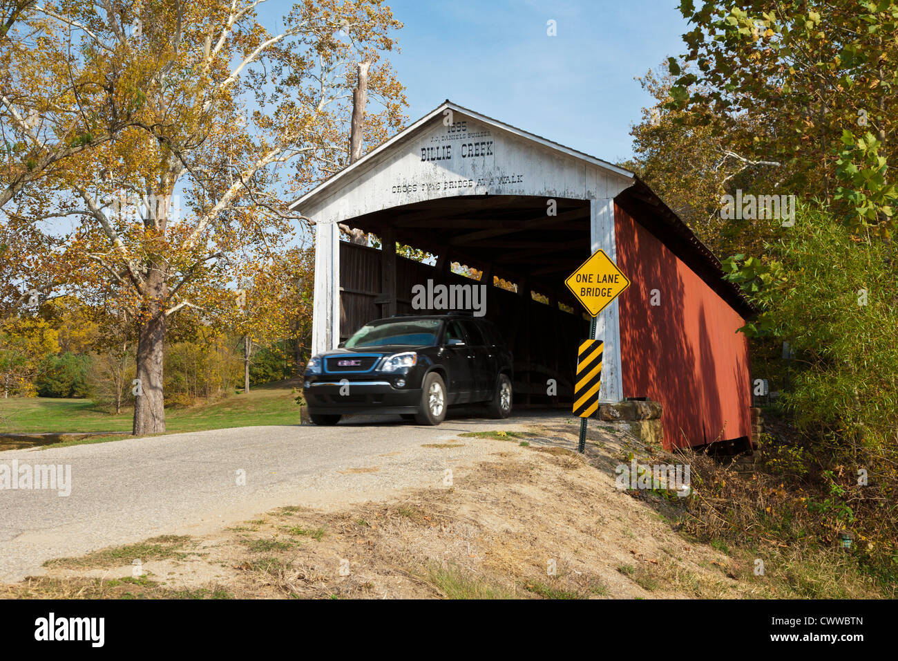 Car crossing the Billie Creek covered bridge over Williams Creek in Rockville, Indiana Stock Photo