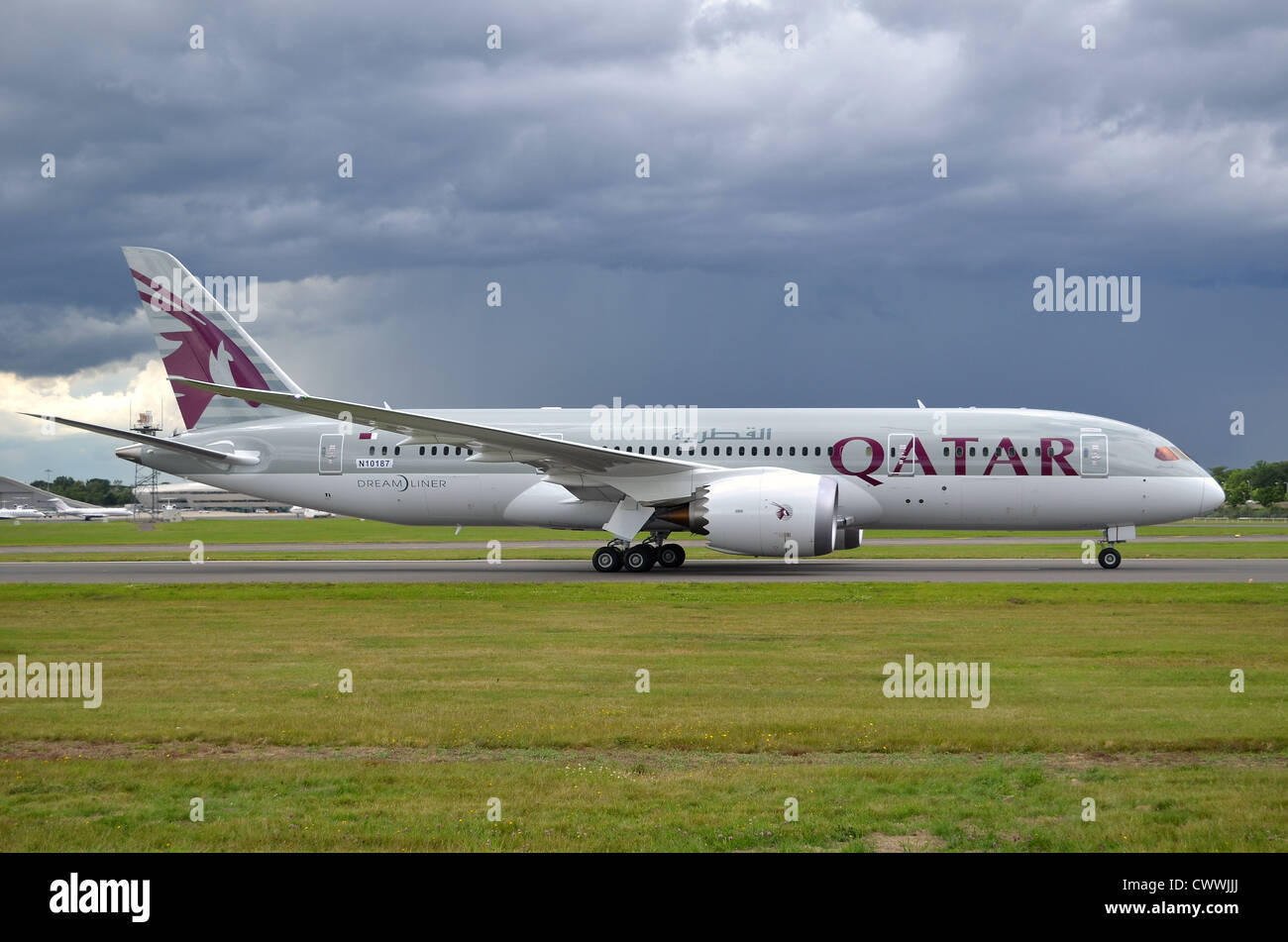 Boeing 787 in the colours of Qatar Airways rolling out after landing at Farnborough International Airshow 2012 Stock Photo