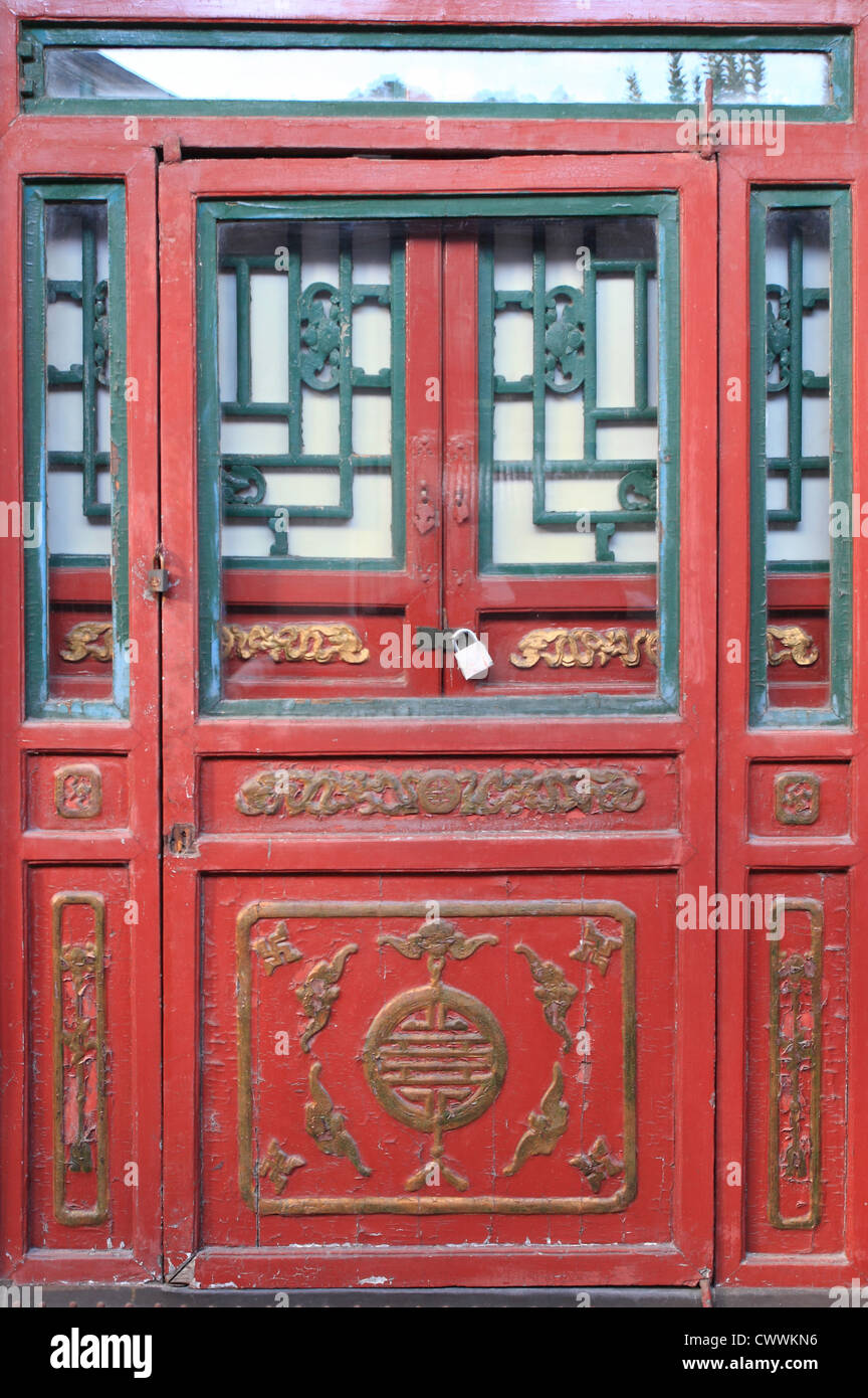 Traditional chinese red door Stock Photo Alamy