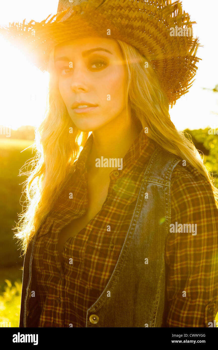 Woman wearing straw cowboy hat hi-res stock photography and images - Alamy