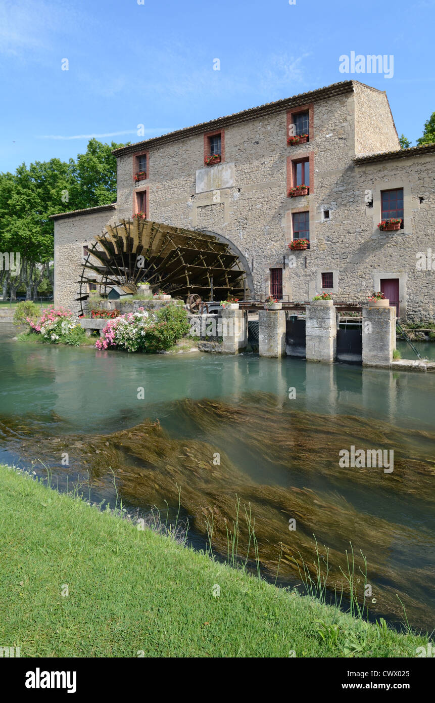 c19th Waterwheel or Water Wheel, Water Mill and River Calavon or Coulon, Robion in Luberon Regional Park Vaucluse Provence France Stock Photo