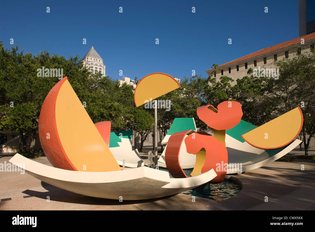 DROPPED BOWL WITH SCATTERED ORANGE SLICES AND PEELS FOUNTAIN METRO DADE PARK MIAMI FLORIDA USA Stock Photo