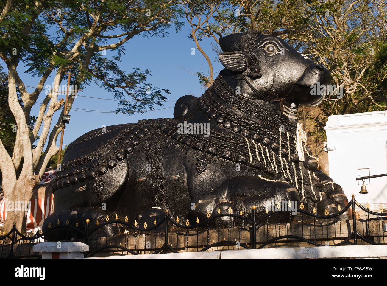 Elk201-2193 India, Karnataka, Mysore, Chamundi Hill, Nandi statue Stock Photo