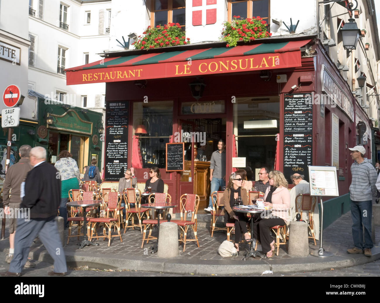 Restaurant Le Consulat in the Montmartre district of Paris Stock Photo ...
