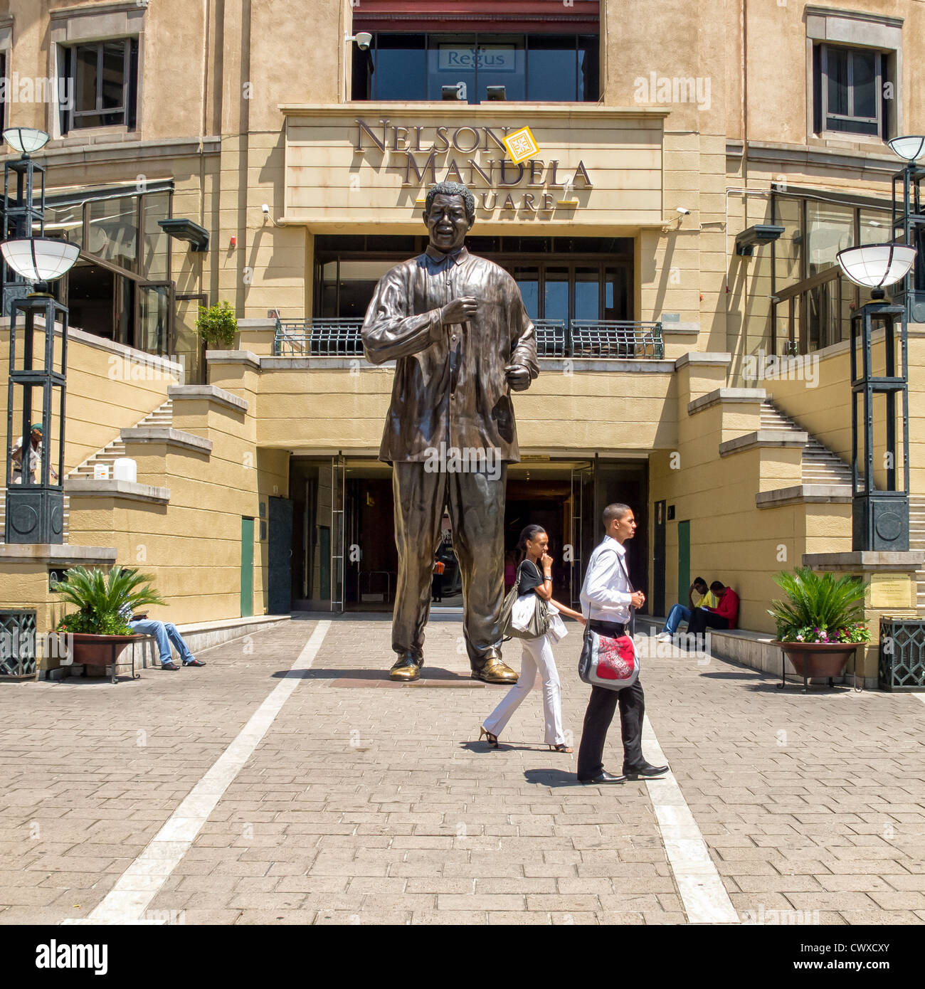 Nelson Mandela Statue dwarfs shoppers at Sandton City shopping centre