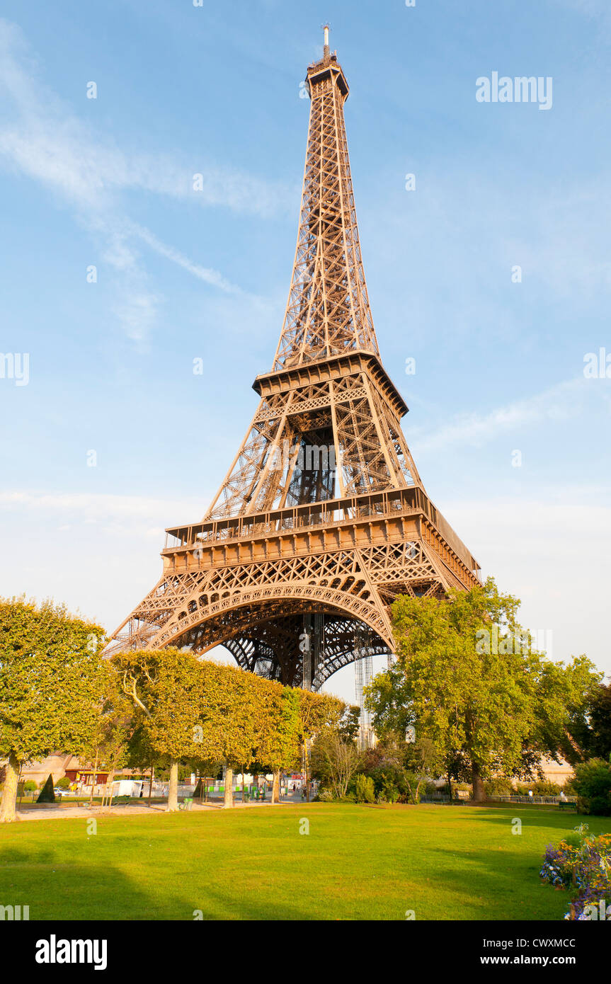 la tour Eiffel depuis le champs de Mars Eiffel Tower from Champs de Mars  Stock Photo - Alamy