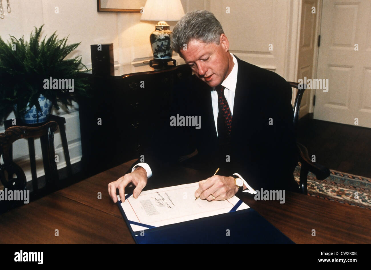 US President Bill Clinton signs an executive order on recycling September 14, 1998 in Washington, DC. Stock Photo