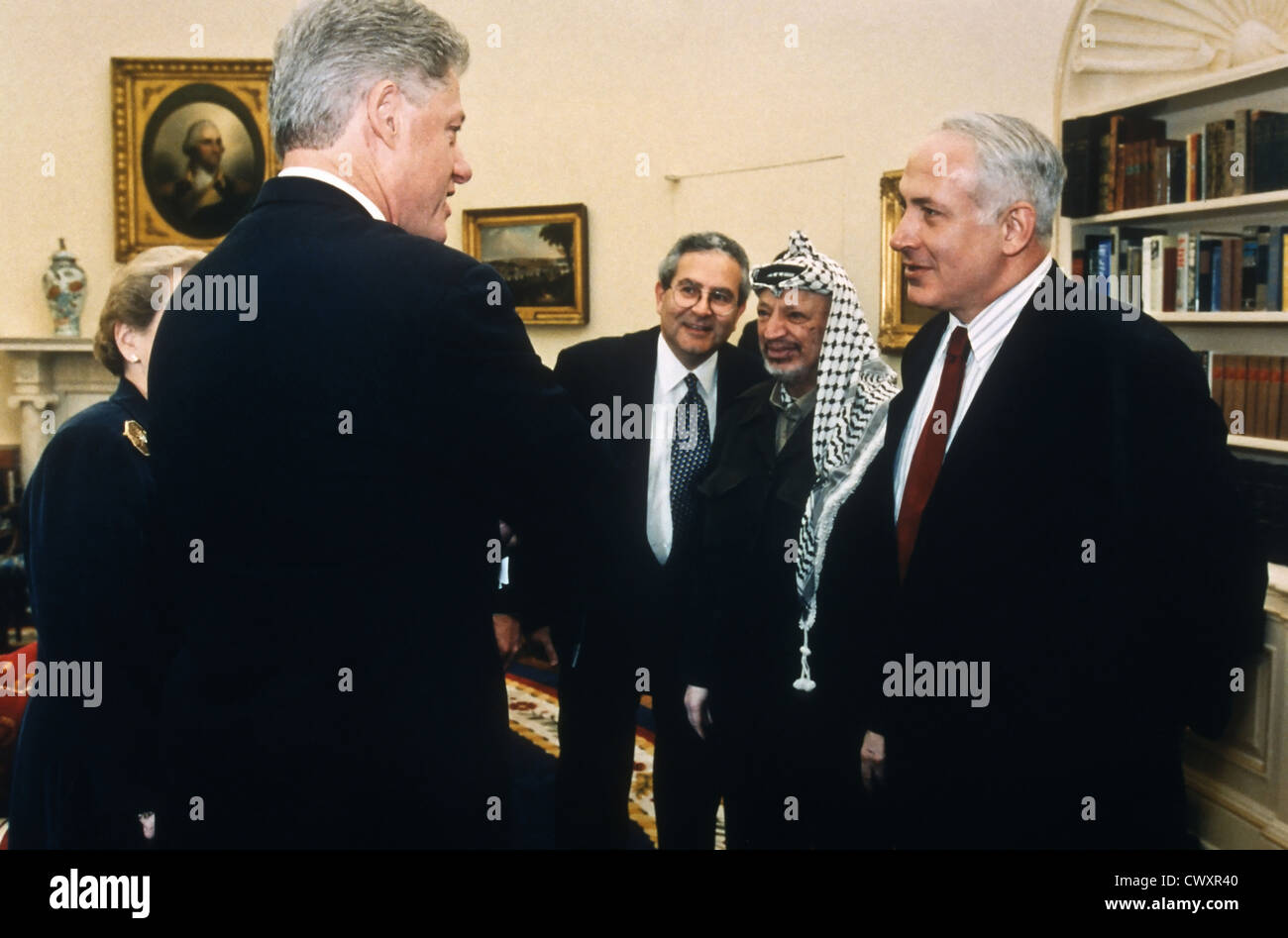 US President Bill Clinton talks with Israeli Prime Minister Benjamin Netanyahu and Palestinian leader Yasser Arafat in the Oval Office of the White House October 15, 1998 in Washington, DC. Stock Photo