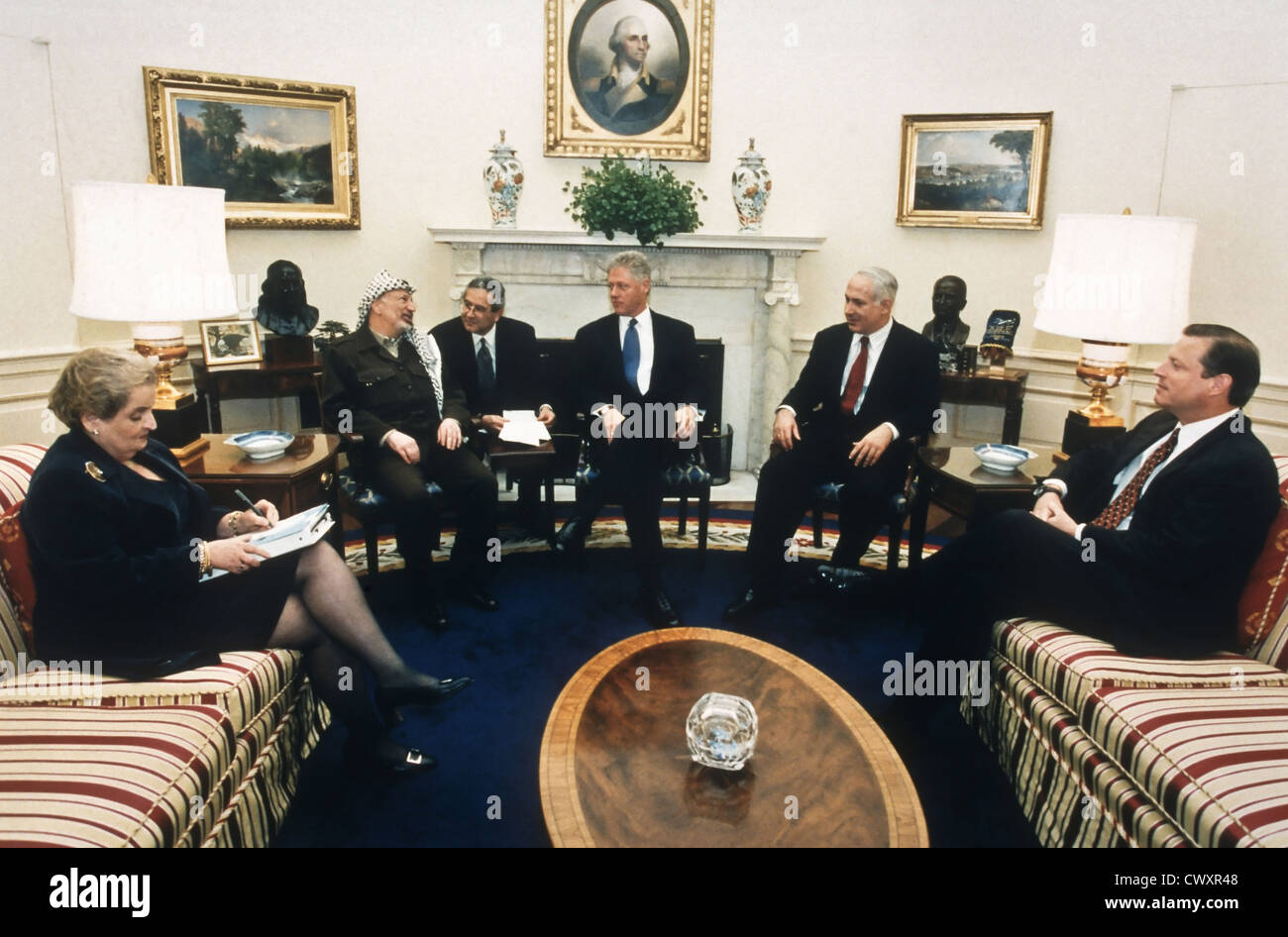 US President Bill Clinton and Vice President Al Gore meet with Middle East leaders in the Oval Office of the White House October 15, 1998 in Washington, DC. From left are, Vice President Gore, Israeli Prime Minister Benjamin Netanyahu, the president, an unidentified interpreter, Palestinian leader Yasser Arafat, and Secretary of State Madeleine Albright. Stock Photo