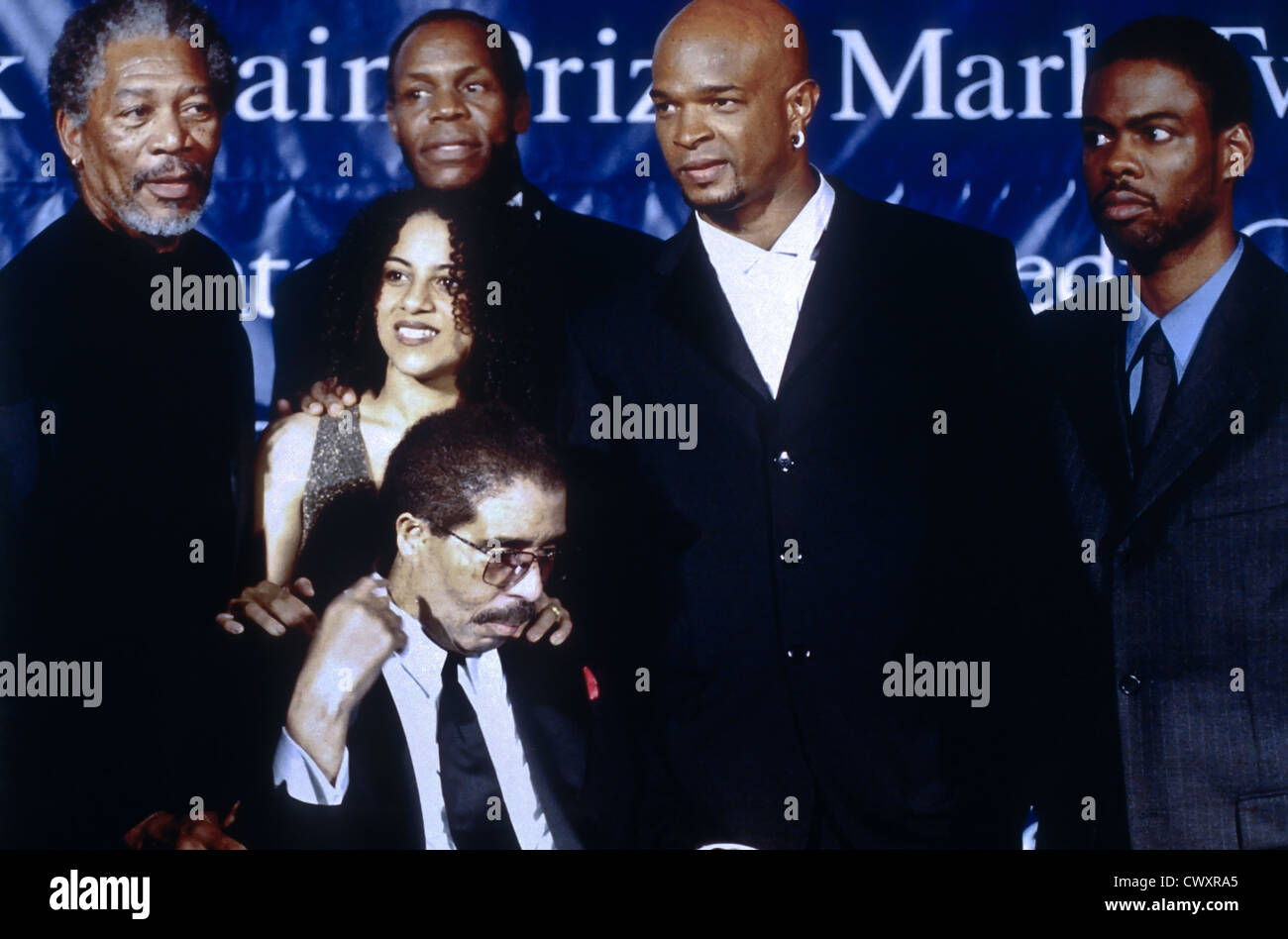 Comedian Richard Pryor, seated, receives the Mark Twain Comedy Award as family and friend look on at the Kennedy Center October 20, 1998 in Washington, DC (L-R) Actor Morgan Freeman, daughter Elizabeth Pryor, actor Danny Glover, comedians Damon Wayans and Chris Rock. Stock Photo