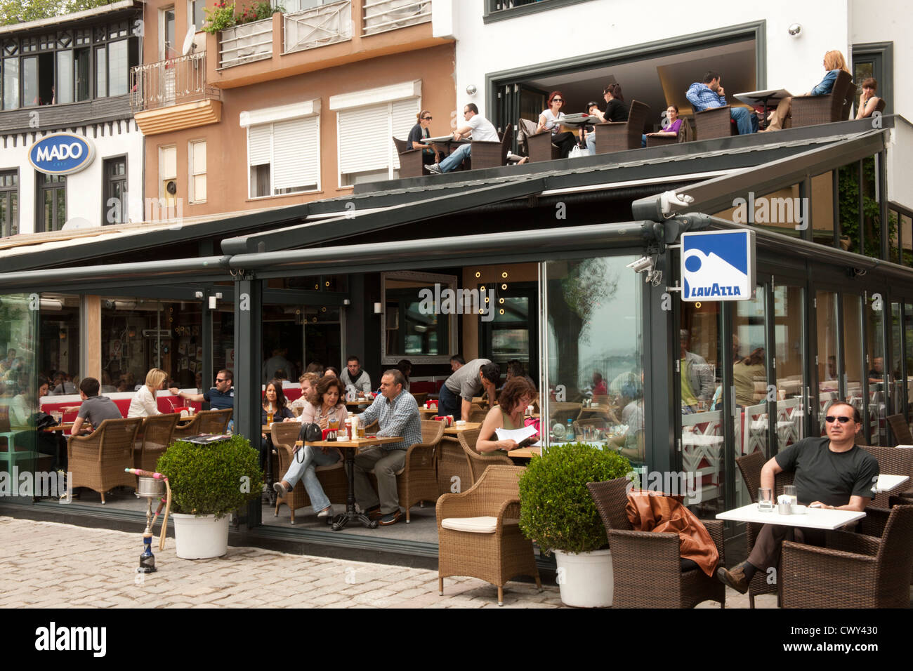 Türkei, Istanbul, Ortaköy, Cafes und Bars am Bosporus. Stock Photo
