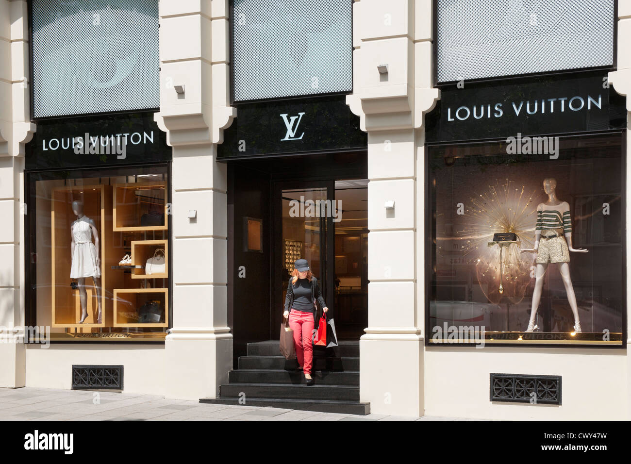 Türkei, Istanbul, Nisantasi, Abdi Ipekci Caddesi, Einkaufsboulevard mit Luxusmarken. Louis Vuitton Geschäft. Stock Photo