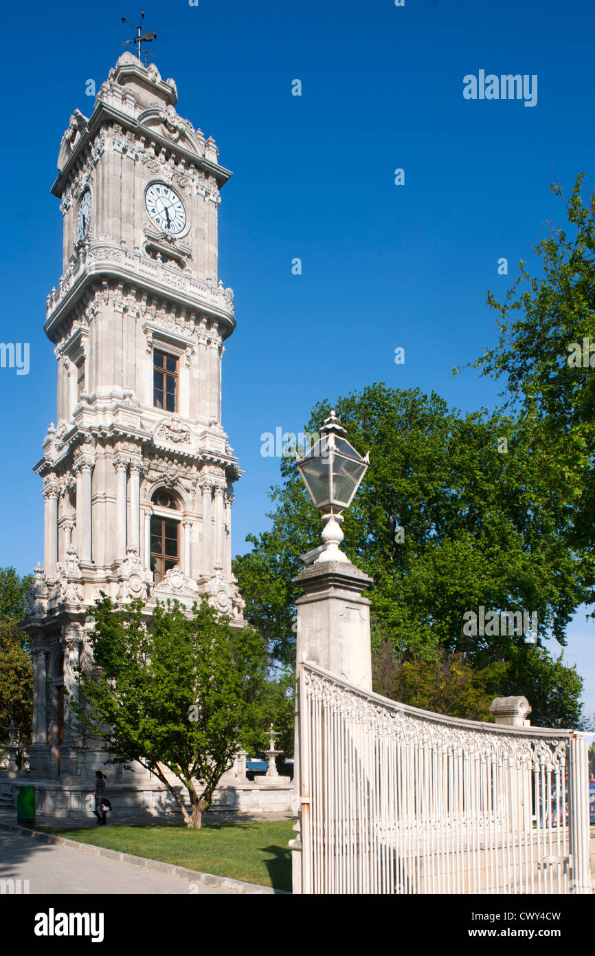 Türkei, Istanbul, Besiktas, der Uhrturm von Dolmabahce (türkisch Dolmabahce Saat Kulesi) steht vor dem Dolmabahce-Palast. Stock Photo