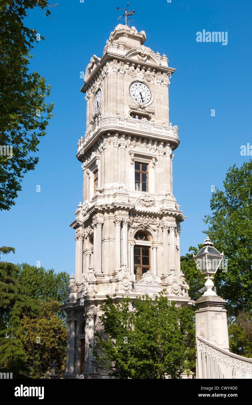 Türkei, Istanbul, Besiktas, der Uhrturm von Dolmabahce (türkisch Dolmabahce Saat Kulesi) steht vor dem Dolmabahce-Palast. Stock Photo
