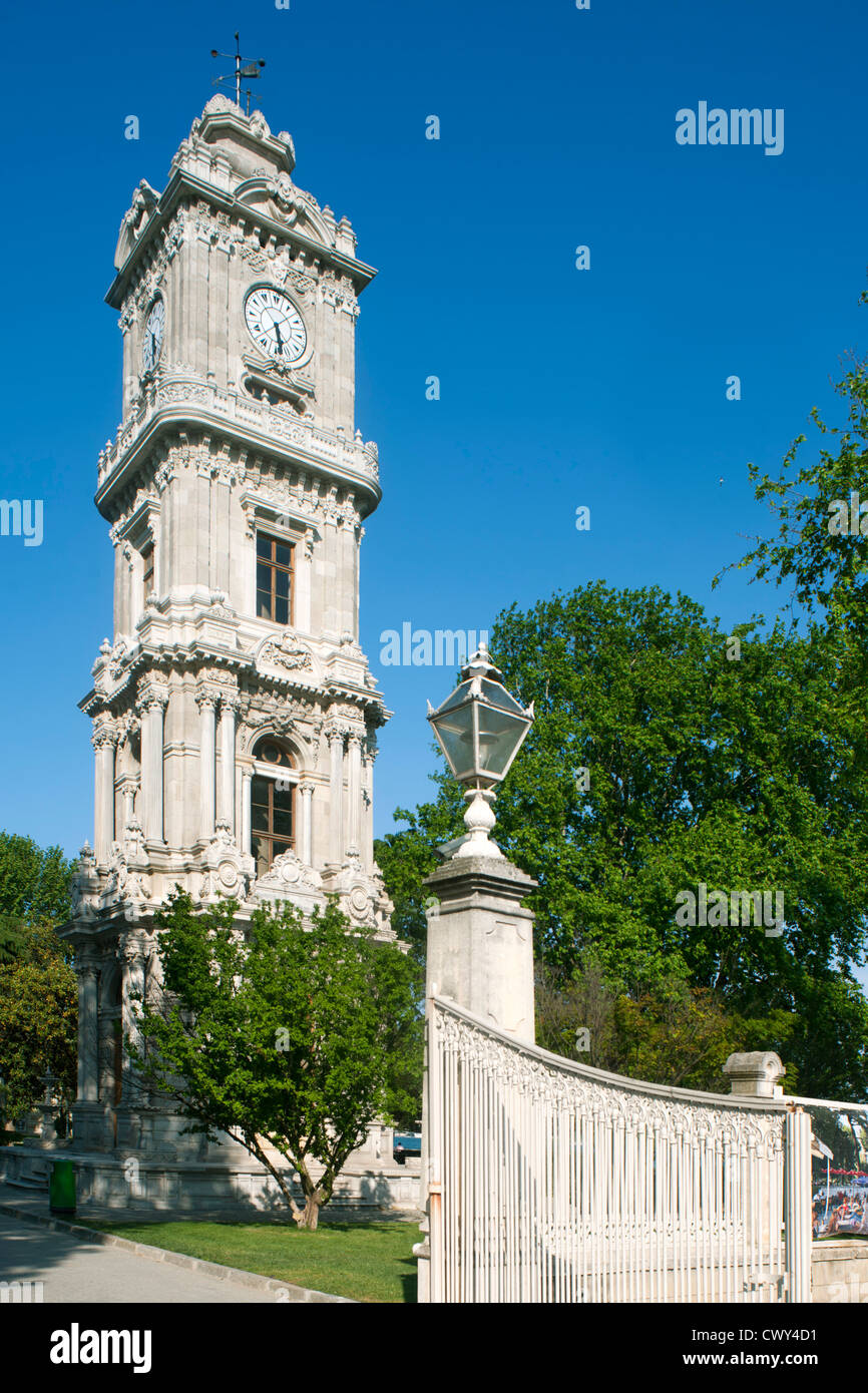 Türkei, Istanbul, Besiktas, der Uhrturm von Dolmabahce (türkisch Dolmabahce Saat Kulesi) steht vor dem Dolmabahce-Palast. Stock Photo