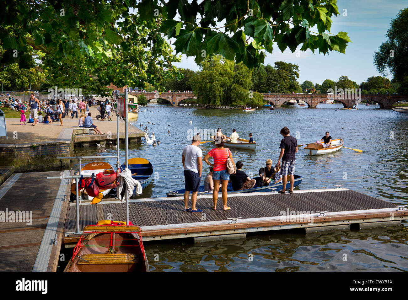 HOLIDAYS TOURISTS STRATFORD UPON AVON SUMMER RIVER AVON FERRY PIC NICS DECK CHAIRS RIVERBOATS ROWING BOATS CHAIN FERRY Stock Photo
