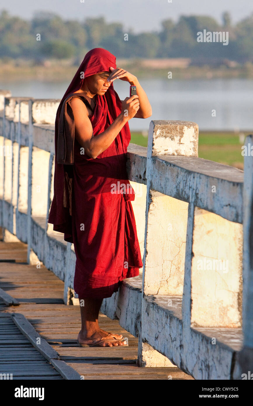Buddhist monk phone hi-res stock photography and images - Alamy