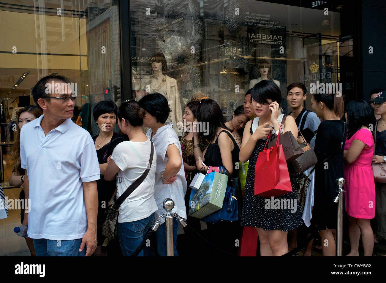 FILE--Chinese customers queue up in front of a boutique of Louis
