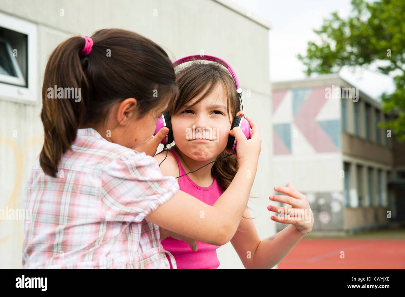 Two girls side by side serious hi-res stock photography and images - Alamy