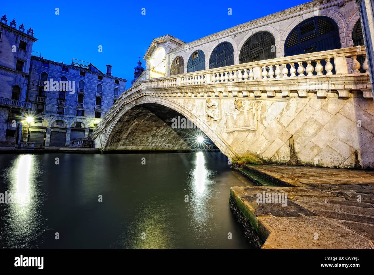 View to Rialto Bridge in Venice at night Stock Photo - Alamy