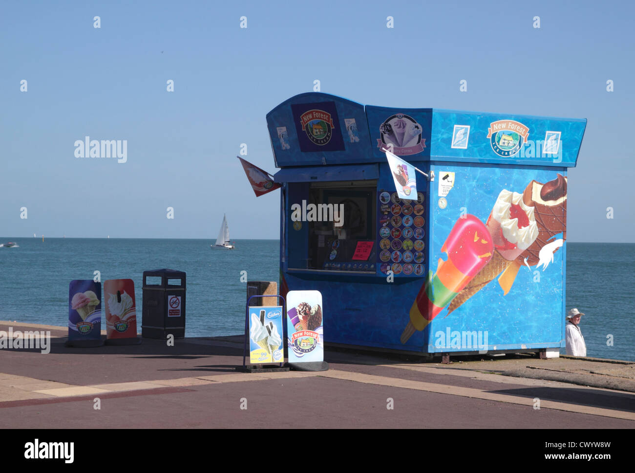 Ice Cream Kiosk Southsea Beach Portsmouth Hampshire Stock Photo Alamy